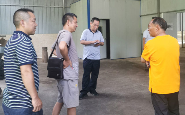 2019年7月22日發(fā)改局張海生局長(zhǎng)糧食局郭局長(zhǎng)一行在公司視察指導(dǎo)工作